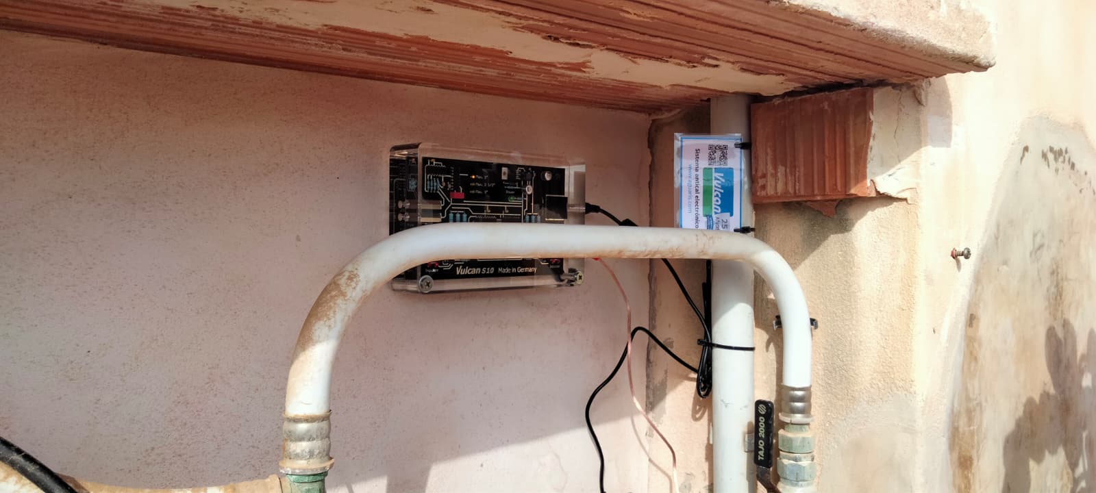 Descalcificador electrónico sin sal VULCAN instalado en tubería de un hotel en Palma