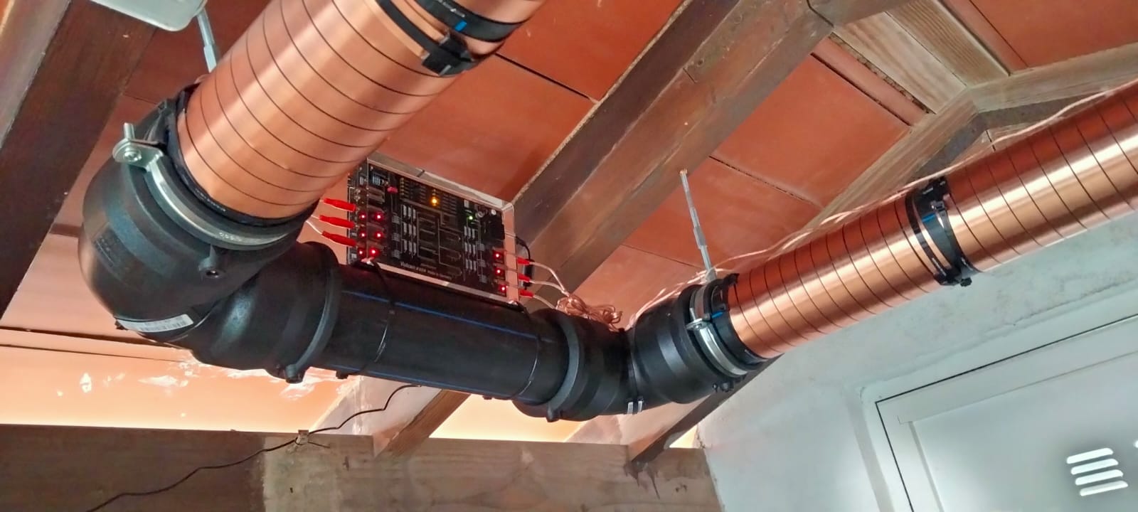 Sistema Vulcan S100 instalado en la red de agua del puerto deportivo Alcudiamar para prevenir acumulaciones de cal en las tuberías.